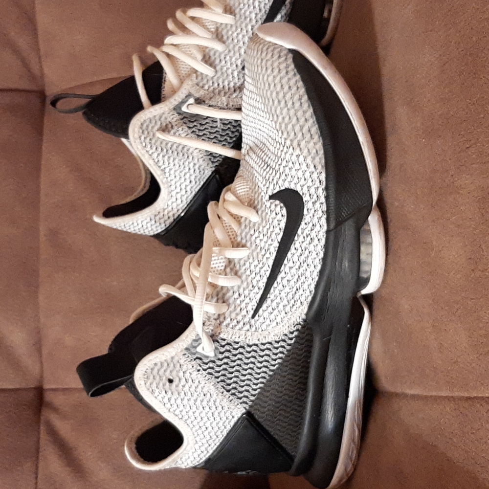 Men's NIKE LeBaron James witness 6 basketball sneakers sz 11. Never worn
